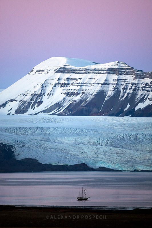 -Arctic-sunset-sailing-ship-iceberg-Svalbard
